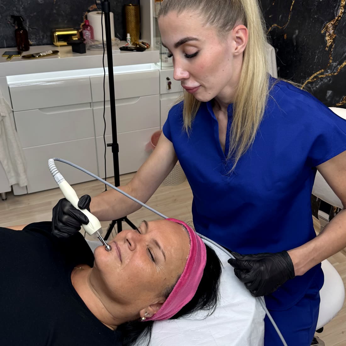 Prístrojové ošetrenie pleti na Klinike Petrykowski